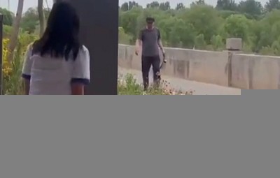 Em Gái Có Sở Thích Lạ Vạch Quần Khoe Bím Ngay Trước Mặt Người Khác